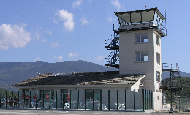 Torre de control y edificio social del aeródromo