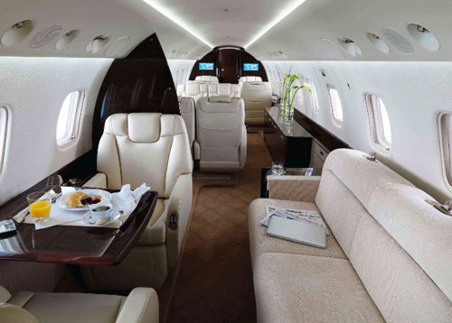 Interior de un jet Legacy fabricado por Embraer