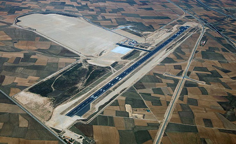 Vista aérea del aeropuerto industrial de Teruel. La pista tiene 2.850 metros de largo