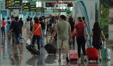 Pasajeros en la T1 de Barcelona - El Prat