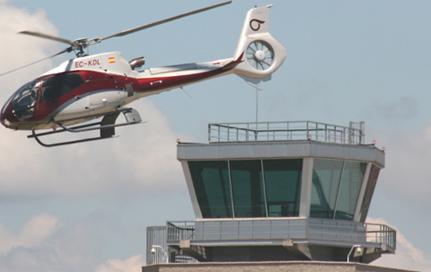 Un helicoptero sobrevuela el Aeropuerto de Sabadell