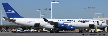 A340 de Aerolíneas en el aeropuerto de Eceiza