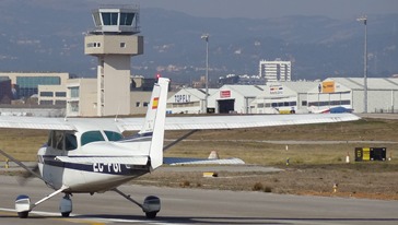 Un avión inicia la maniobra de despegue en el Aeropuerto de Sabadell