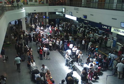 Pasajeros en el aeropuerto de Mendoza (Argentina)
