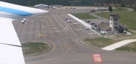 Vista de la plataforma de estacionamiento de aviones y helicópteros