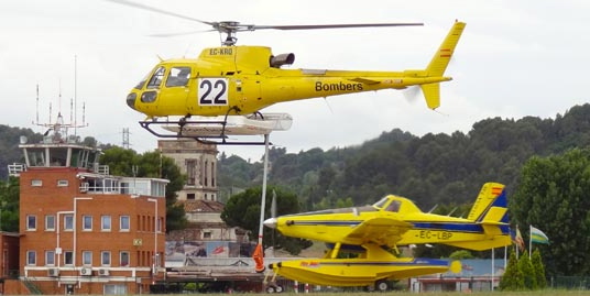 Helicópteros contratados por la Generalitat de Cataluña para la campaña de este vereno / Foto: JFG