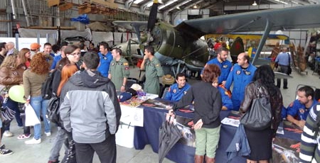 Los pilotos de la Patrulla Aspa, con mono azul y verde, firmaron posters y conversaron con el público