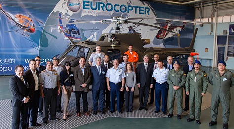 Asistentes al acto de entrega de los dos aparatos / Foto: Eric Raz - Eurocopter