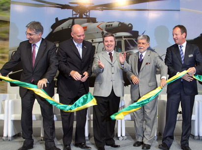 De izquierda a derecha Fernando PImentel (ministro de Industria), Eduardo Marson (CEO Helibras), Antonio Anastasia (Gobernador Minas Gerais), Celso Amorim (ministro Defensa) y Lutz Bertling (presidente Eurocopter)