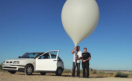 El cohete del grupo WikiSat se lanzará al espacio en un globo estratosférico como el de la imagen. A la derecha, Joshua Tristancho