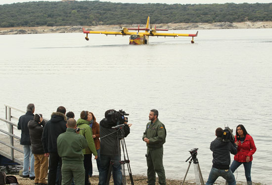 Vistosa rueda de prensa del Grupo 43, con los Canadair al fondo / Foto: Ministerio de Defensa