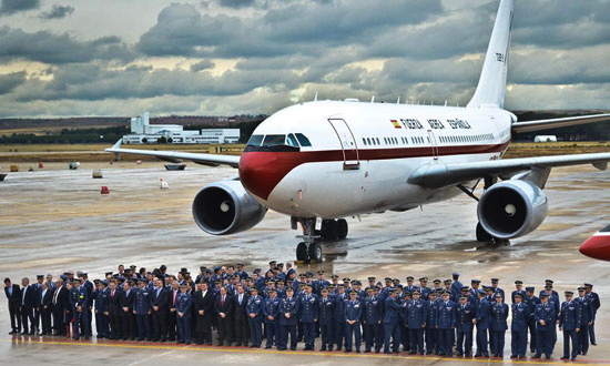Foto de grupo de personal de la Unidad junto al Airbus A310 / Foto: Ministerio de Defensa
