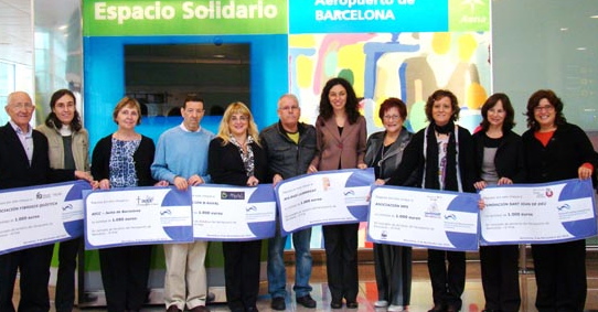 La directora del Aeropuerto de Barcelona, Sonia Corrochano, junto con los representantes de las OMGs beneficiarias