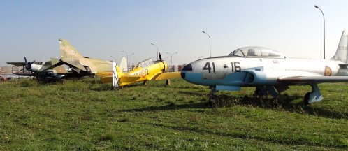 Junto a estos aviones se estacionarán los vehículos militares