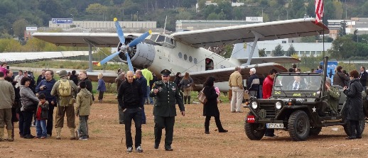 Antonov An-2 y un jeep, hoy en el Aeropuerto de Sabadell 