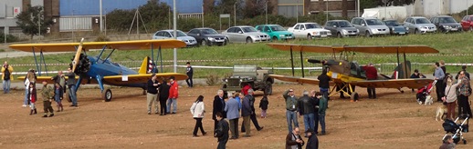 A la izquierda, Boeing Sterman y a la derecha De Havilland Tiger Moth