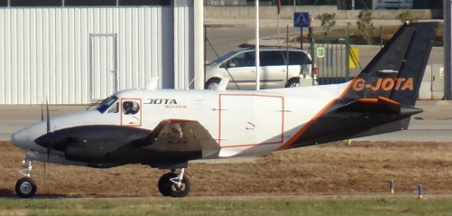 El pequeño avión de carga, en la pista de rodadura del Aeropuerto de Sabadell