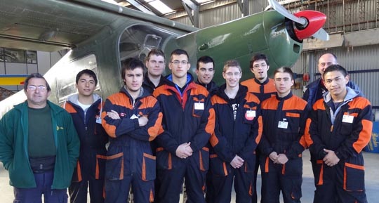 En la imagen, 9 de los 12 estudiantes, con dos de sus instructores, en el hangar de FPAC en el Aeropuerto de Sabadell