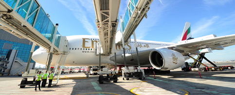 Un A380 de Emirates en la zona de ambarque A 'Concourse" de la Terminal 3 de Dubái