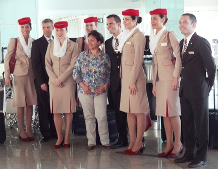 Una pasajera se fotografía con personal de Emirates, en el aeropuerto de Barcelona / Foto: JFG