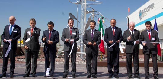 Directivis de Eurocopter y del gobierno de México y la región de Querétaro, hoy durante la inauguración de la fábrica / Foto: Eurocopter