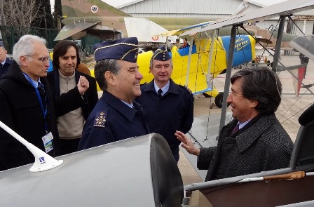 Francisco Javier García, de perfil, conversa con Carles Martí, presidente del Aeroclub. A la izquierda de la imagen, Domingo Jaumandreu, presidente de FPAC
