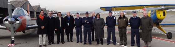 Foto de grupo de los jefes militares, acompañados por directivos del Aeroclub y patronos de FPAC 