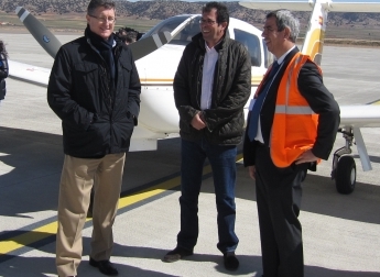 LOs pilotos de aviones con el director del aeropuerto de Teruel, Alejandro Ibrahim, a la derecha de la imagen