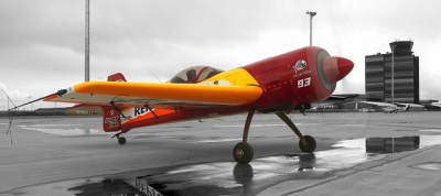 Avión acrobático Sukhoi en el aeropuerto de Lleida