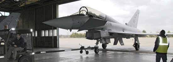 Entrada del Eurofighter en el hangar taller / foto: Ministerio de Defensa