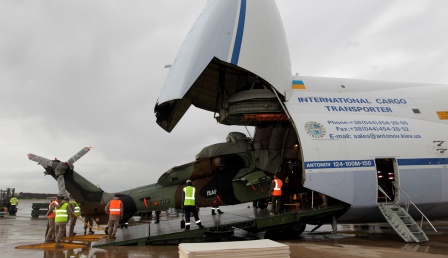 Embarque de uno de los helicópteros en un Antonov / Foto: Ministerio de Defensa