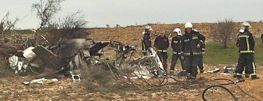 Los bomberos examinan los restos del aparato / Foto: Bomberos Comunidad de Madrid