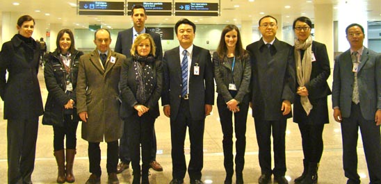 Los visitantes chinos acompañados por miembros de Aena