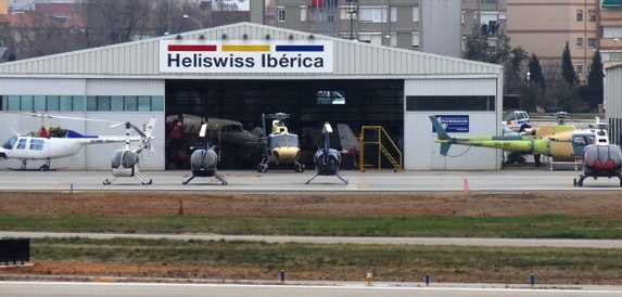 Heñlicópteros frente al hangar de Heliswiss Ibérica