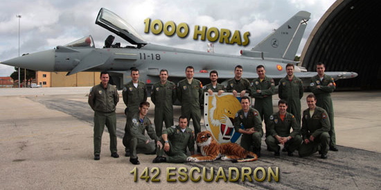 Foto de grupo junto al C.16, conmemorando las 1.000 horas de vuelo alcanzadas / Foto: Ministerio de Defensa