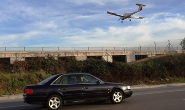 Un avión de escuela aterriza en el aeropuerto de Sabadell