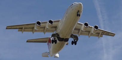 Un avión realizando la maniobra de aterrizaje en el aeropuerto de Barcelona