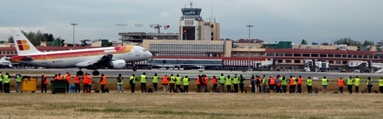 Los spotters, en plena acción ante la llegada de un avión de Iberia / Foto: Aena