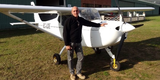 José Manuel de Vega, instructor de vuelo, junto al avión con el que realiza los bautismos del aire