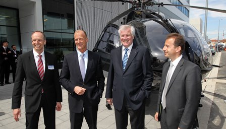 D izquiereda a derecha Wolfgang Schoder, CEO Eurocopter Alemania, Thomoas Enders, CEO EADS, Horst Seehofer, presidente de Bacviera y Guillaume Faury, CEO de Eurocopter