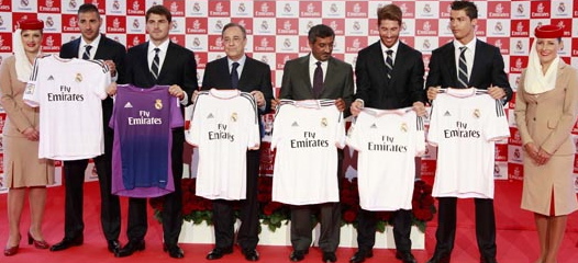 Benzema, Casillas, Sergio Ramos y Ronaldo, acompañados por los presidentes del Real Madrid y Emirates