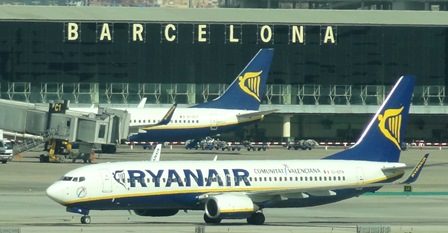 Dos aviones de Ryanair en el aeropuerto de Barcelona