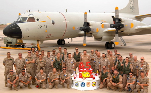 oto de grupo conmemorando el 45 cumpleaños del avión P.3 Orión del Ejército del Aire / Foto: Ministerio de Defensa