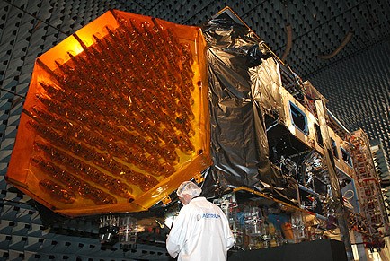 El satélite Alphasat, en las instalaciones de Astrium en Toulouse