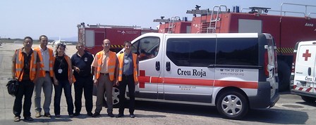 Representantes del aeropuerto y la Cruz Roja en Girona durante el momento de la donación