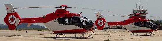 Dos de los cinco helicópteros, el pasado domingo en el aeropuerto de Sabadell / Foto: JFG
