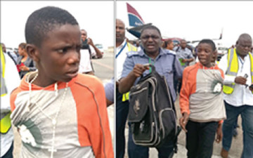 El adolescente, en el aeropuerto de Lagos