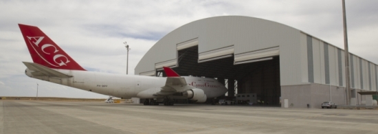 El 747, en el momento de entrar en el hangar de Tarmac Aragón