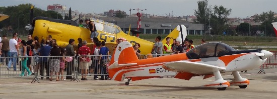 En primer término, el acrobático CAP-10B del Aeroclub. Detrás, el T-6 Texan de PAC / Foto: JFG
