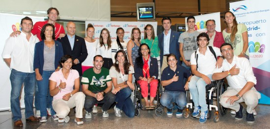 Los ministros Soria y Wert con deportistas que acuden a Buenos Aires